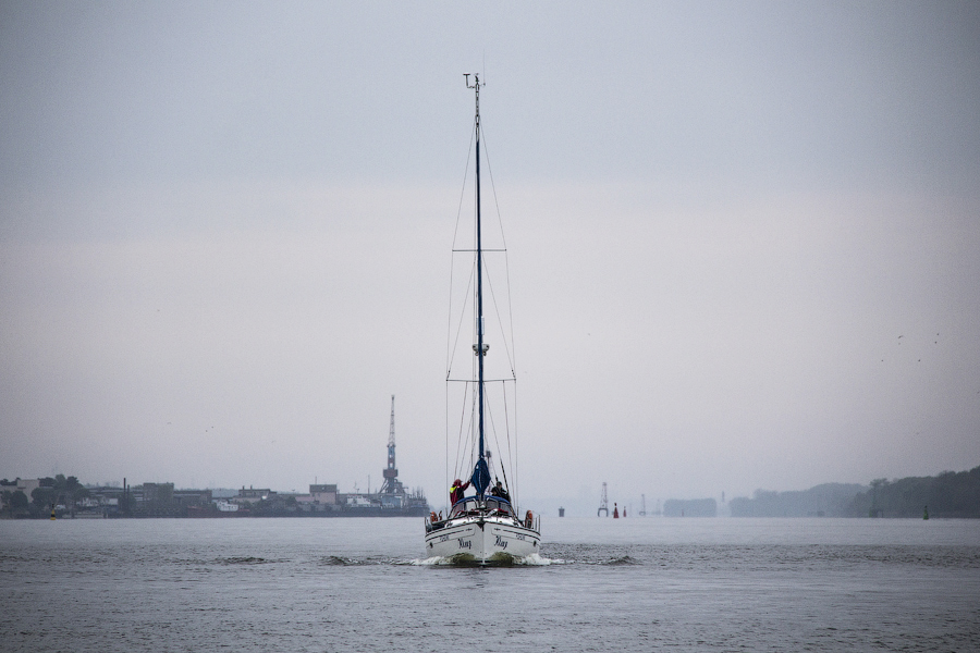 Венки на воде: калининградские яхтсмены почтили память погибших моряков