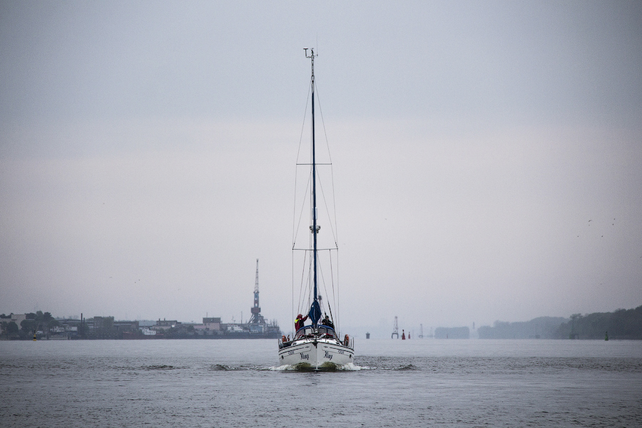 Венки на воде: калининградские яхтсмены почтили память погибших моряков