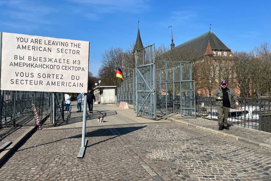 «Чекпойнт Чарли» у синагоги: на Острове проходят съемки нового российского сериала (фото)