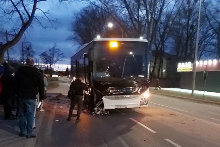 Во Взморье автобус столкнулся с легковым автомобилем