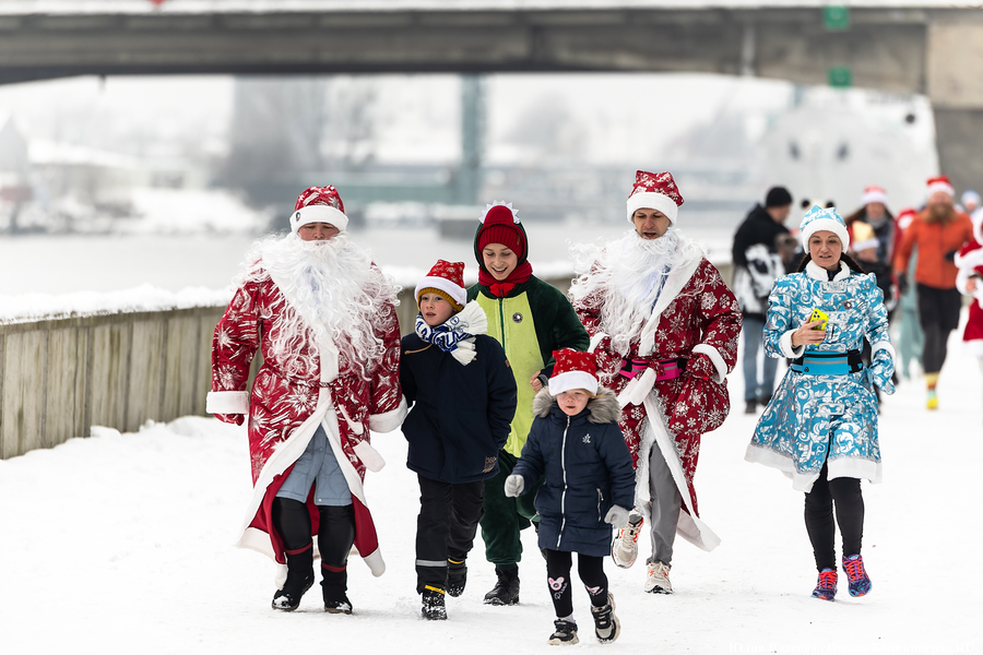 Цвет настроения — красный: на острове Канта прошёл благотворительный забег Дедов Морозов