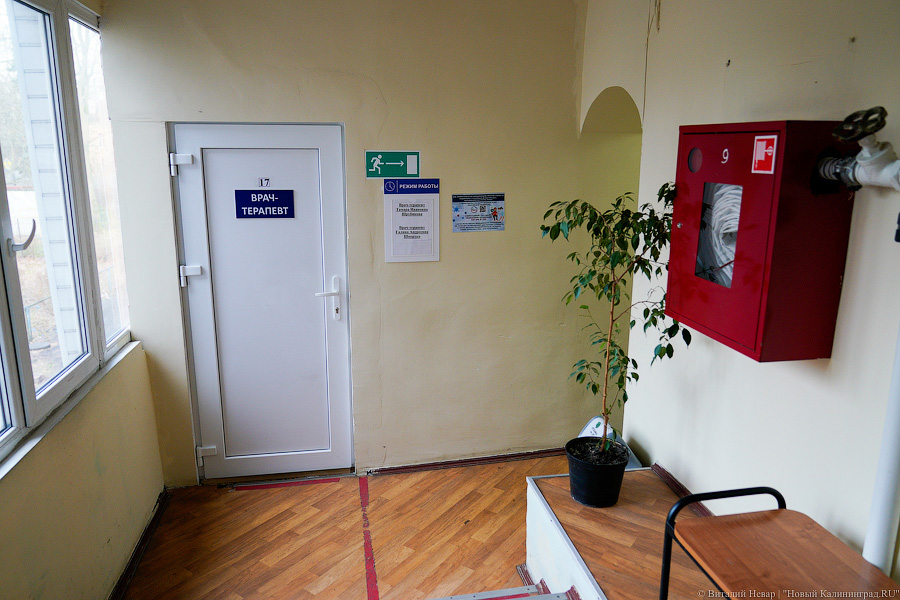 Крутые лестницы и рентген на улице: как живет выселенная с ул. Расковой поликлиника