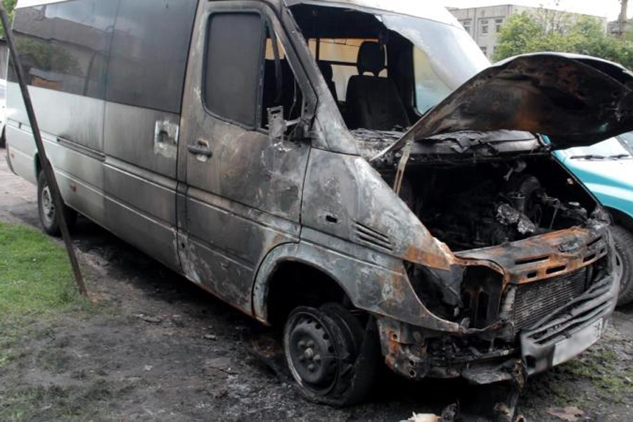 Полиция: микроавтобус в Черняховске могла поджечь 74-летняя соседка владельца (фото)