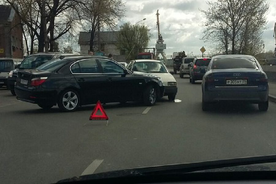 На Правой набережной в Калининграде столкнулись две легковушки (фото)