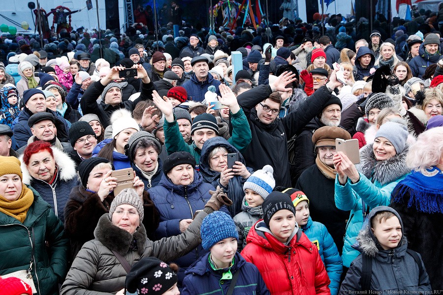 Косплей на Елизавету II: как прошёл День длинной колбасы в Музее Мирового океана