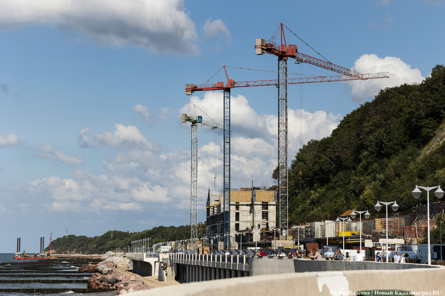С видом на море и стройку: как выглядит пляж в Светлогорске этим летом