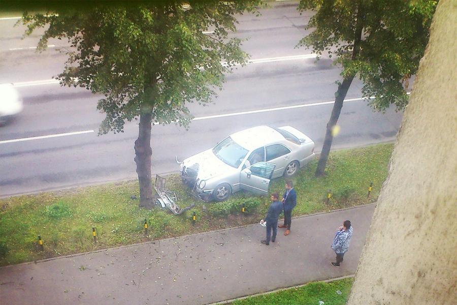 На ул. Невского в Калининграде «Мерседес» врезался в дерево (фото)