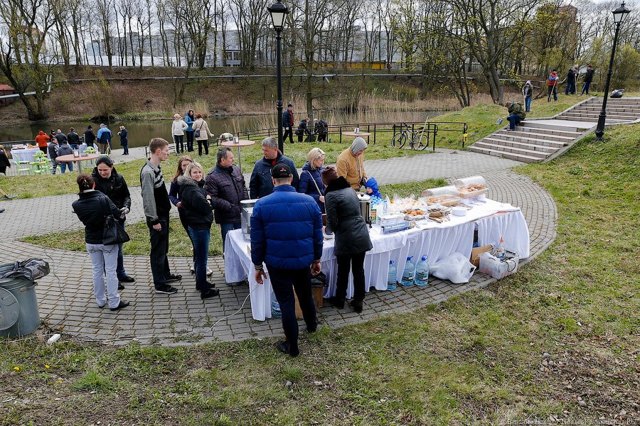Селфи с граблями: в парке Победы прошёл общегородской субботник