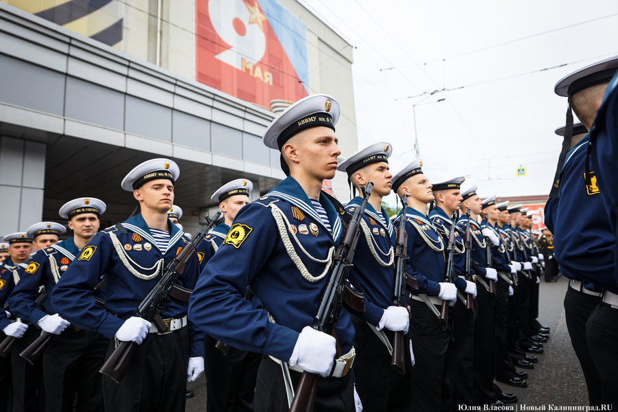 Под Знаменем Победы: в центре Калининграда прошел военный парад (фото)