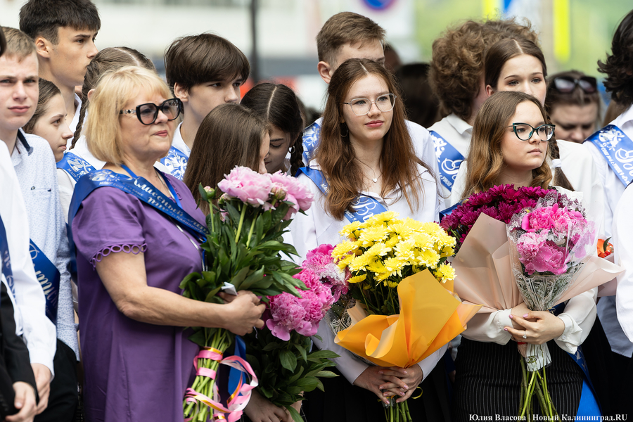 Под вальс из старого фильма: как проходил «Последний звонок» в школе № 6