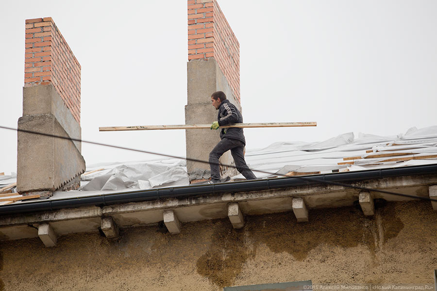 Власти озвучили причину протекания полуразобранной крыши в центре Калининграда 