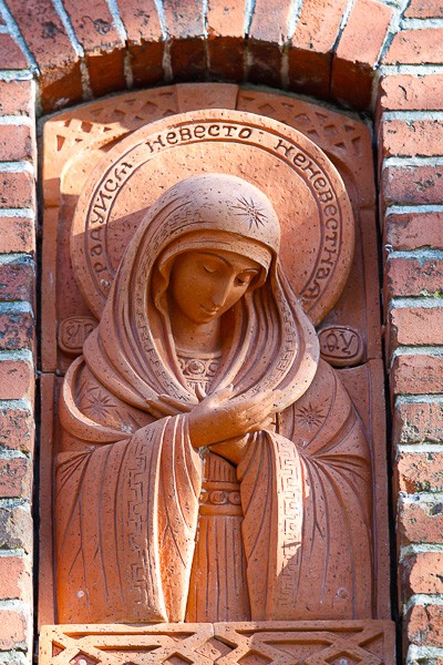 Неизвестные надгробия: храм Серафима Саровского в кирхе Раушена