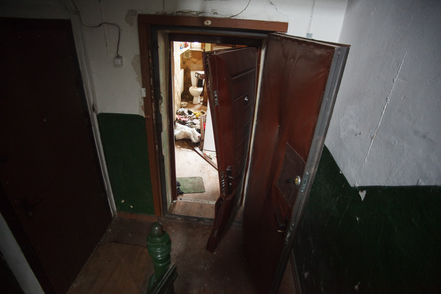 «На его счету две жизни»: жильцы о доме, где взорвался инвалид