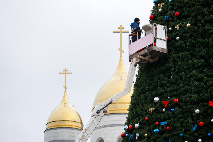 От каркаса до игрушки: в Калининграде собрали главную городскую елку