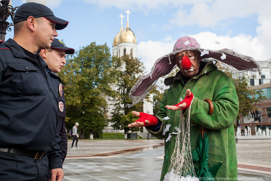 Клоуны на дорогах: участники шоу «сНежная симфония» устроили флэшмоб в Калининграде