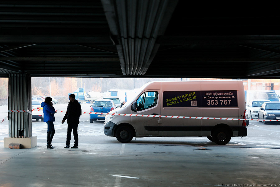 Цветы, гарь и копоть: пепелище пожара в торговом центре Калининграда (фото)