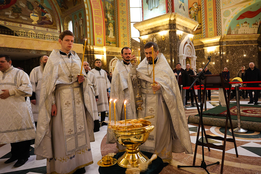 Великая агиасма: освящение воды в соборе Христа Спасителя в Крещенский сочельник (фото)