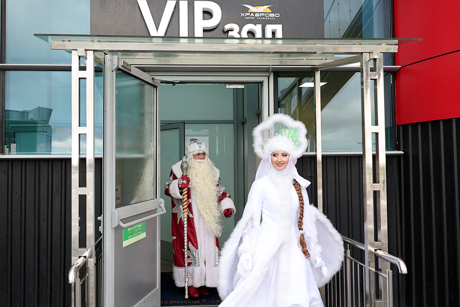 На импортозамещенных крыльях: в Калининград прилетели Дед Мороз и Снегурочка (фото)