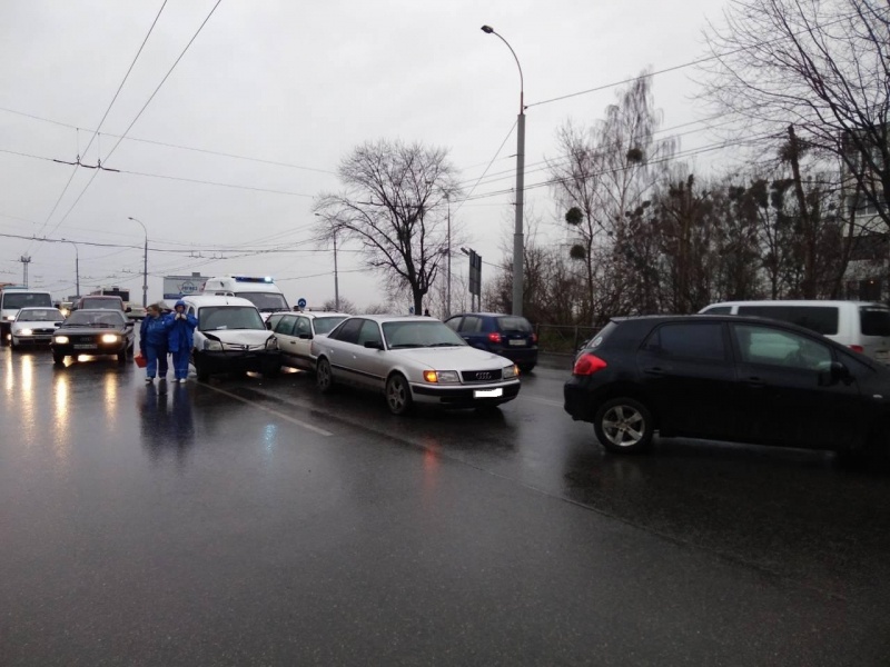 На ул. Киевской в ДТП с участием 4 авто пострадал водитель (фото)