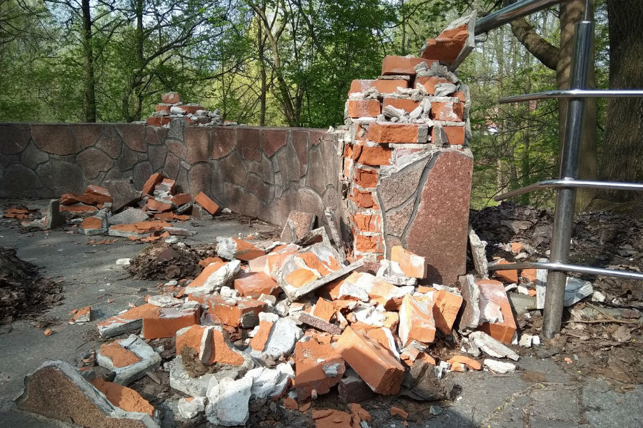 В Калининграде разрушается памятник профессорам «Альбертины» (фото)
