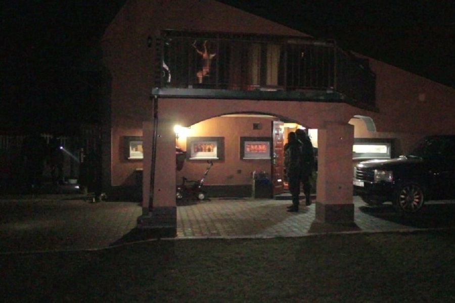 В Гурьевском районе полиция взяла штурмом особняк крупного наркодельца (фото)