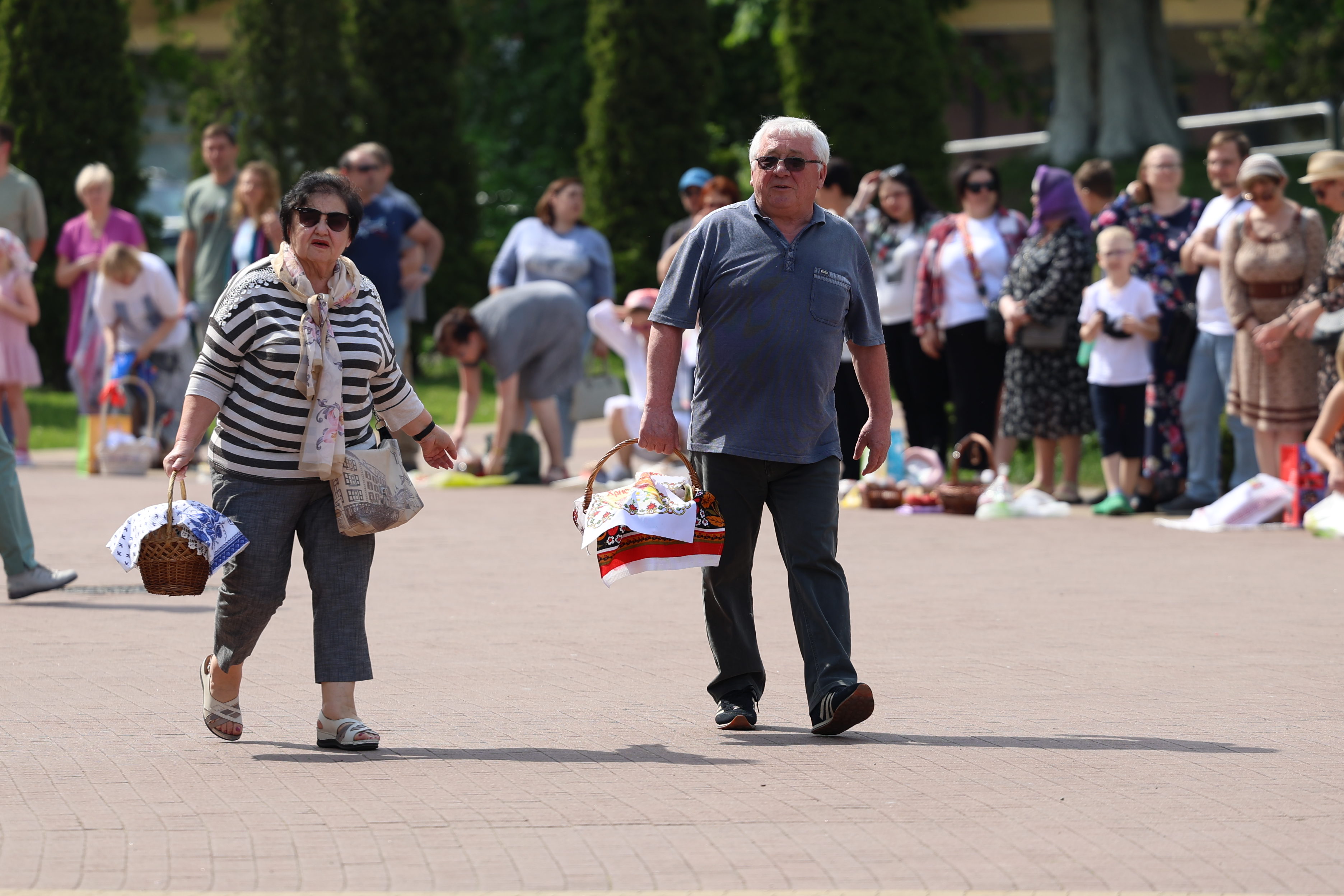 И скорбь, и радость: в калининградских храмах освящают куличи перед Пасхой (фото)