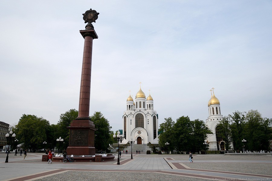 Мэрия хочет украсить колонну на площади Победы барельефами с русским оружием