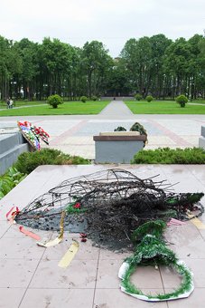 В Советске задержаны подозреваемые в сожжении венков на мемориале