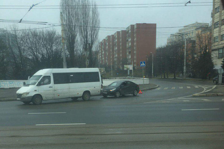 На Ленинском проспекте «Хёндэ» врезалась в микроавтобус (фото)