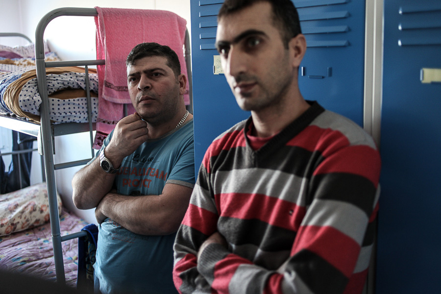 Уют за колючей проволокой: что ждет иностранцев, попавших в миграционный центр