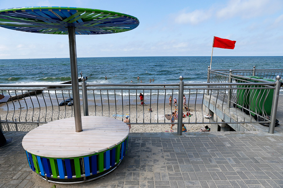 Спаси себя сам: кто отвечает за безопасность людей на пляже в Зеленоградске