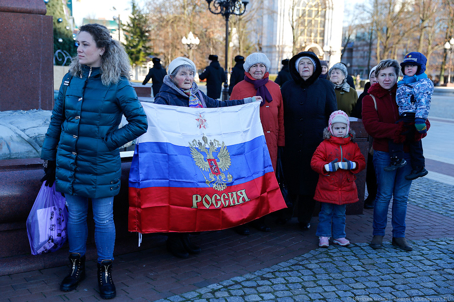 «Морозный гимн»: курсанты и школьники отметили День Конституции флешмобом