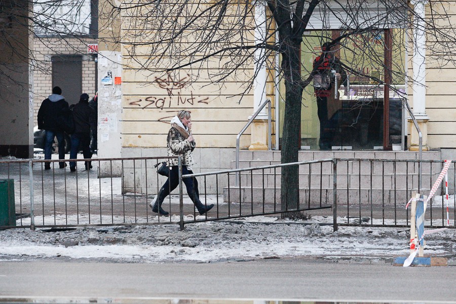 Дорога и пустота: на Ленпроспекте асфальт не выдержал нагрузки (фото)