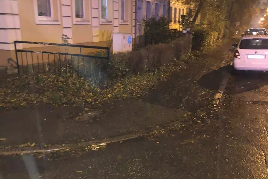 В Калининграде неизвестный водитель сбил женщину на тротуаре и скрылся