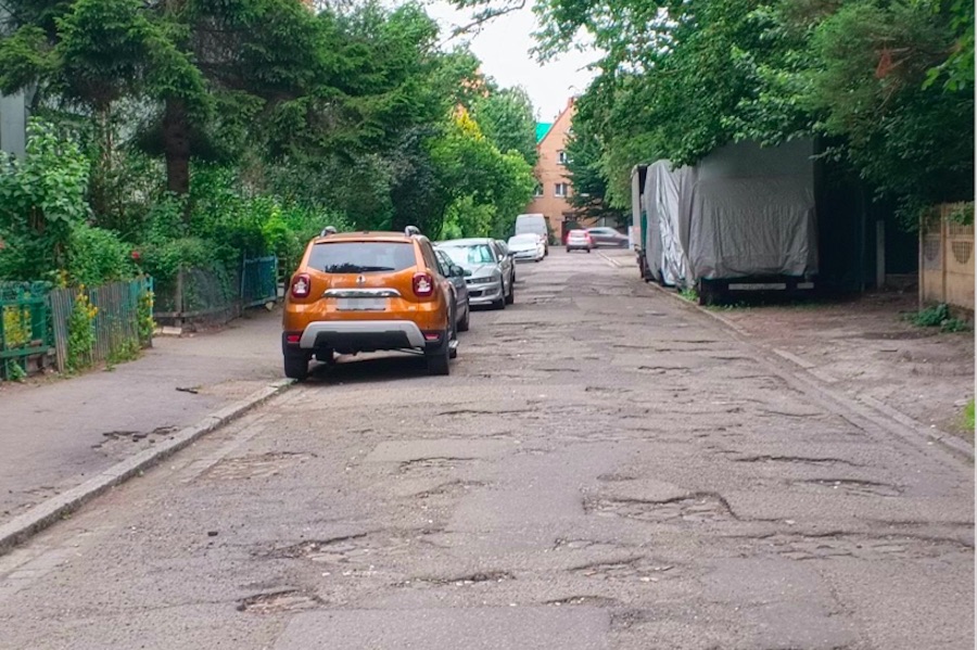 Брусчатку на ул. Беломорской в районе Ботанического сада закатали в асфальт (фото)