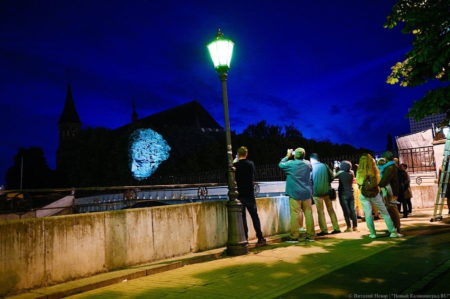 Призрак острова: в Калининграде тестируют световую инсталляцию в виде головы Канта 