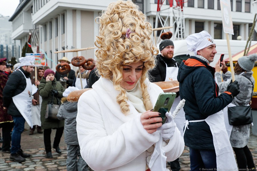 Косплей на Елизавету II: как прошёл День длинной колбасы в Музее Мирового океана