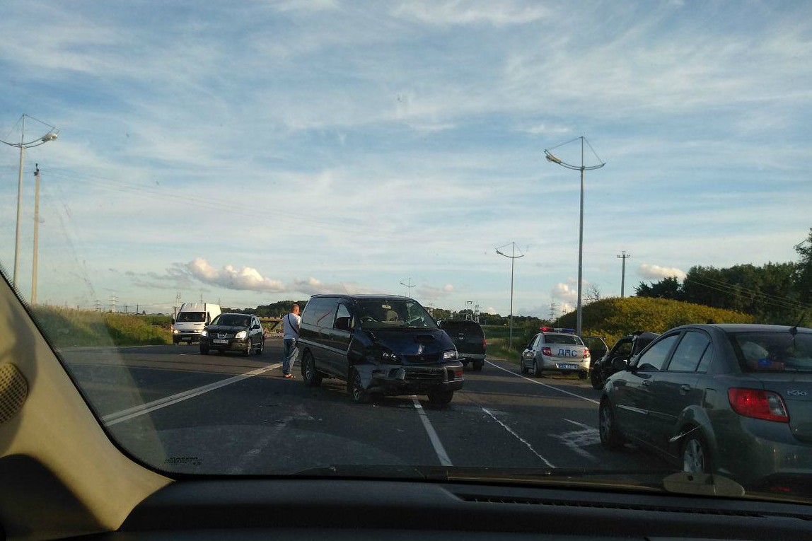 На зеленоградской трассе столкнулись микроавтобус и легковушка, собралась пробка (фото)