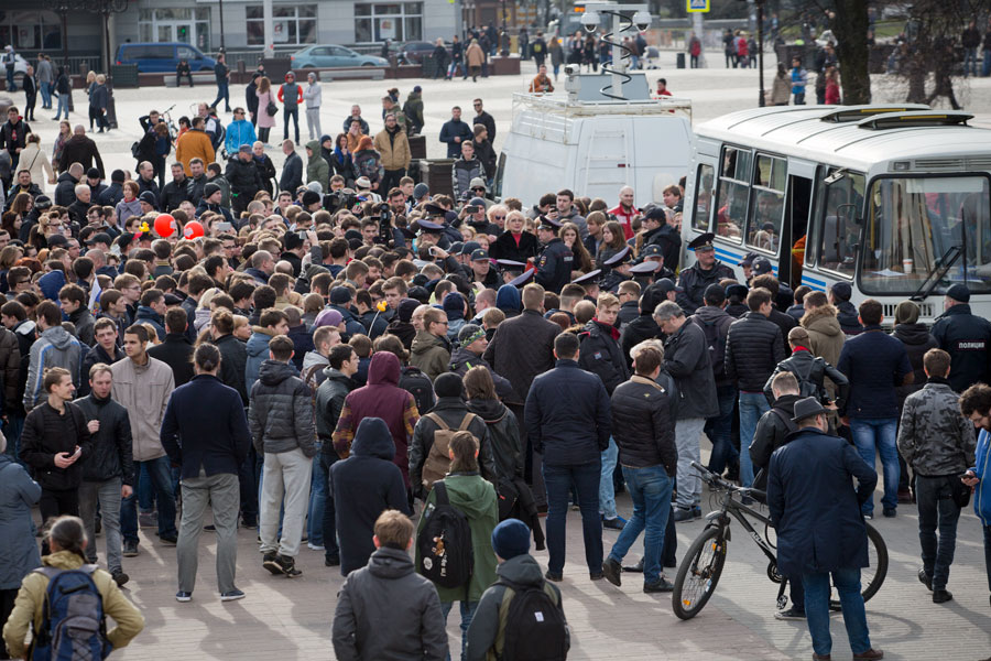 В Калининграде митингующие ждут, когда полицейские выпустят задержанных (фото)