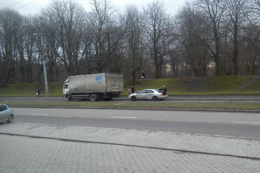 На проспекте Калинина столкнулись легковушка и грузовик (фото)
