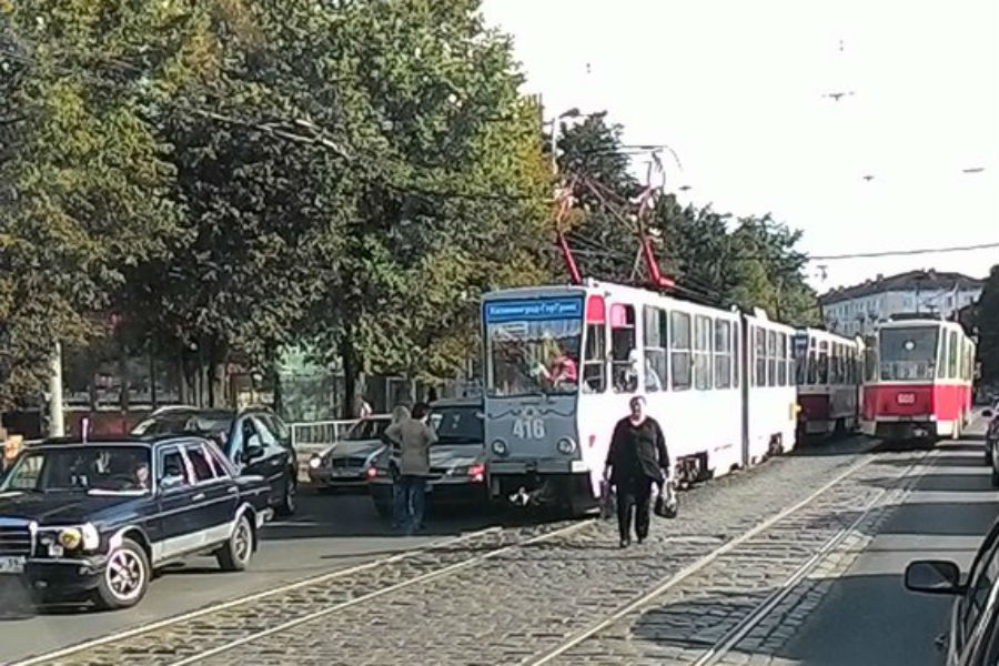 На Ленинском проспекте столкнулись трамвай и легковое авто (фото)