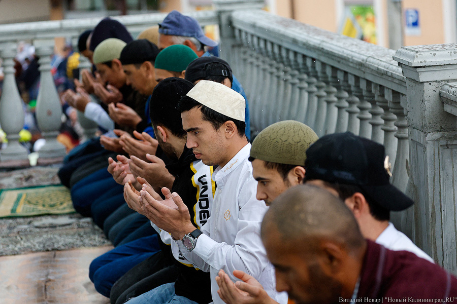 Какого числа отмечают байрам. Мусульманин. Фото мусульман. Мусульманин молится. Мусульманские праздники.