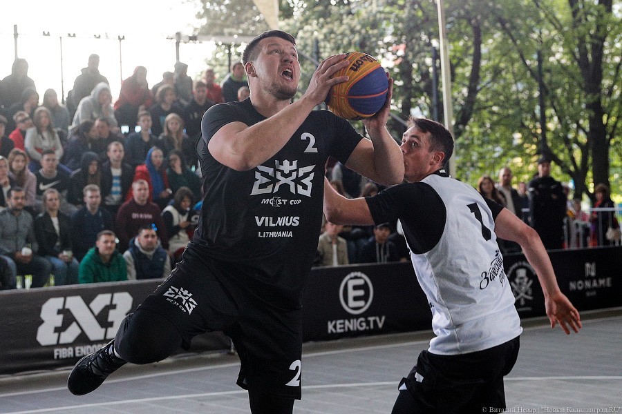 Слэмданк под мостом: в Калининграде прошел статусный турнир по стритболу (фото)