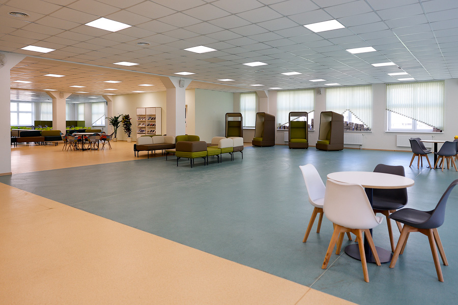 С военным оркестром и под «Катюшу»: в Калининграде открыли самую большую школу