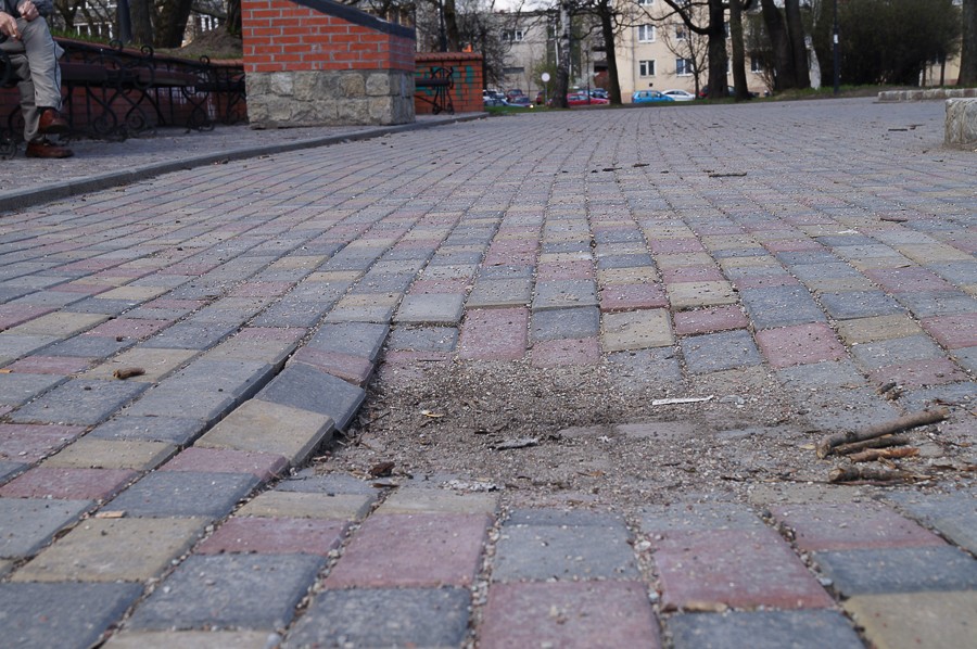 В центре Калининграда возле «амулета против пьянства» просела плитка (фото)