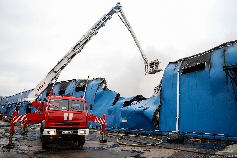 Огненное утро: как калининградские пожарные спасали винный склад