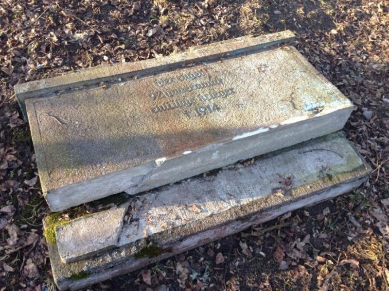 Неизвестные сломали памятник на могиле 92 русских воинов в Озёрском районе (фото)