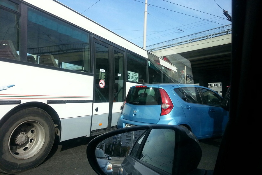 На Московском проспекте Калининграда столкнулись автобус и «Опель» (фото)