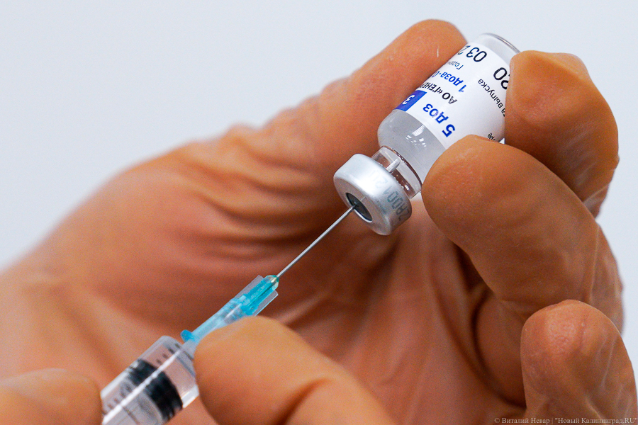 Путин поручил организовать платную вакцинацию иностранцев в России