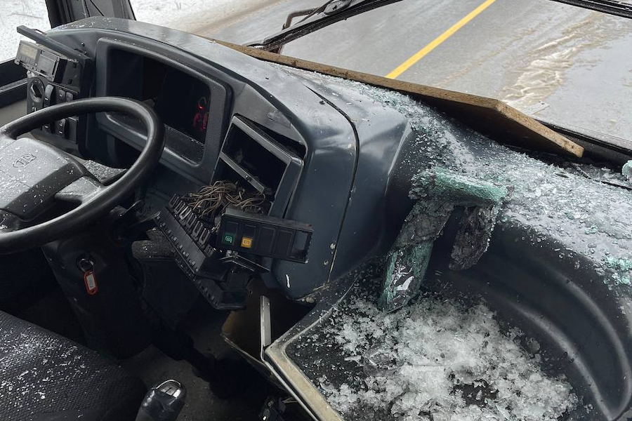 Под Советском рейсовый автобус врезался в полицейский УАЗ (фото) (видео)